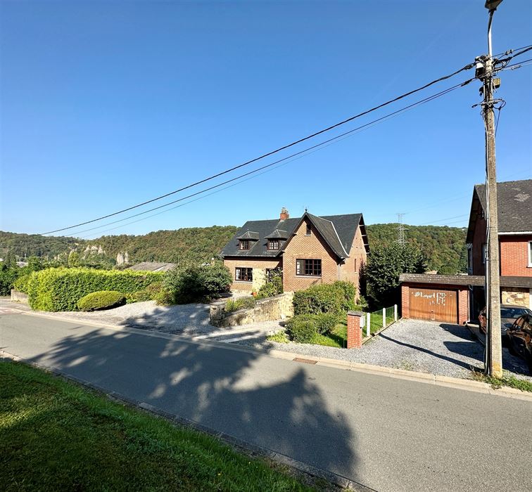 Absil Immobilière vous présente une spacieuse villa sur les hauteurs