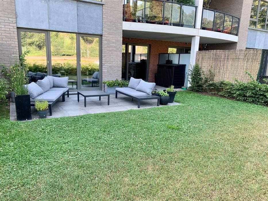 Absil Immobilière vous présente un superbe appartement avec jardin 