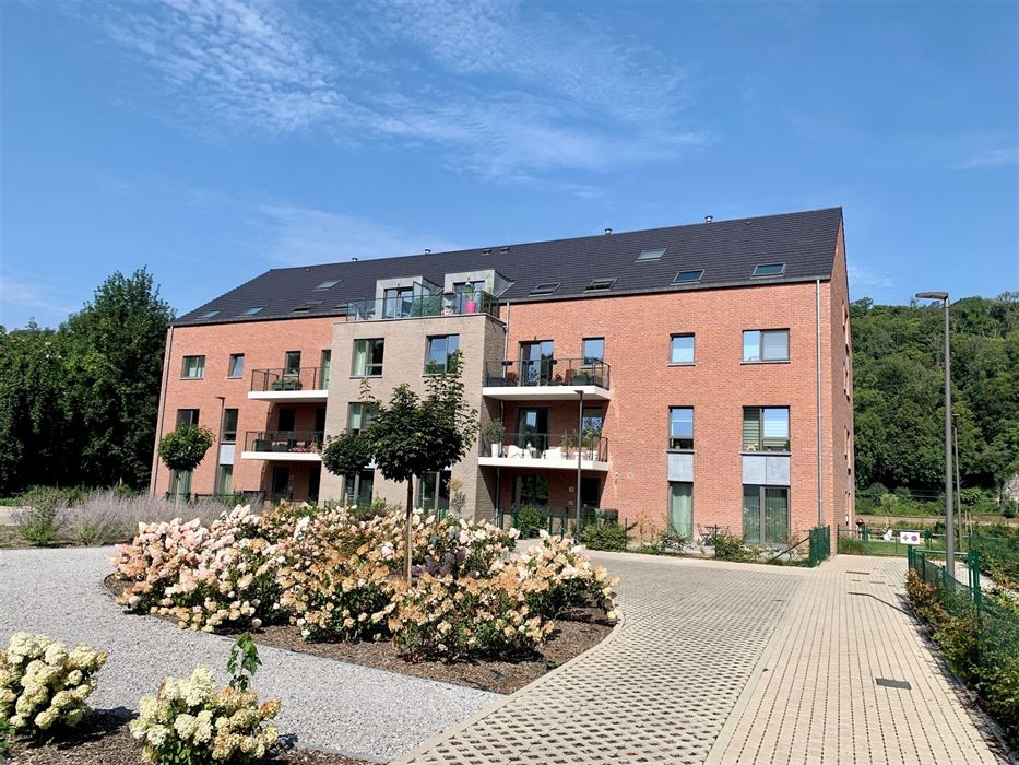 Absil Immobilière vous présente un superbe appartement avec jardin 