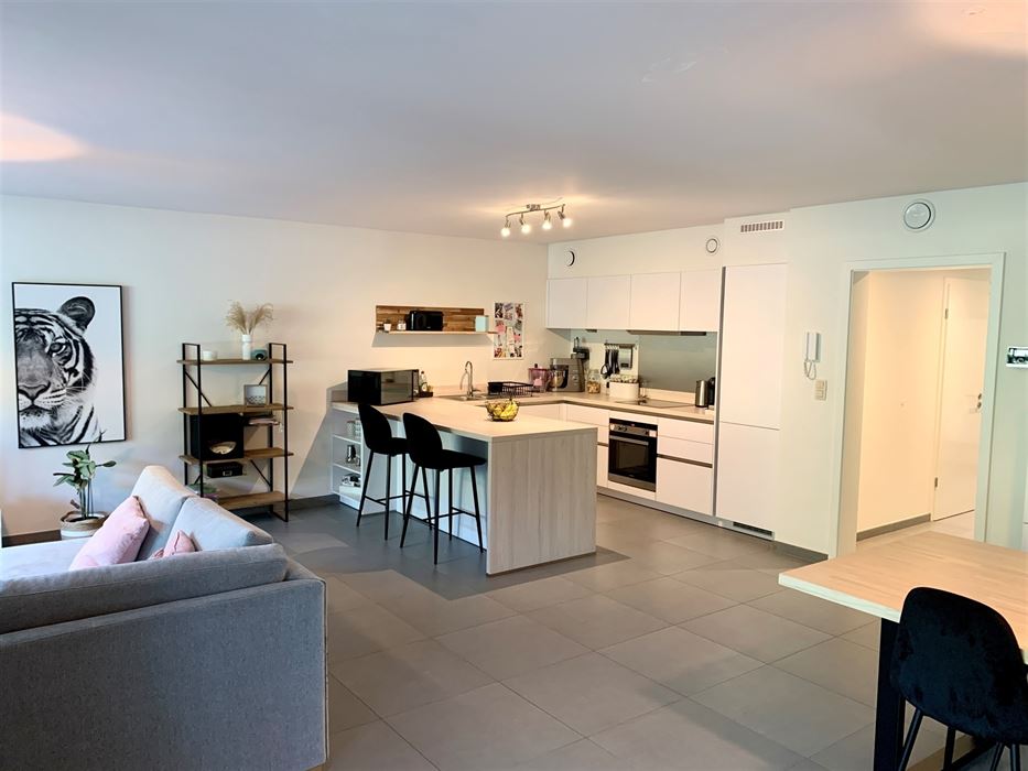 Absil Immobilière vous présente un superbe appartement avec jardin 