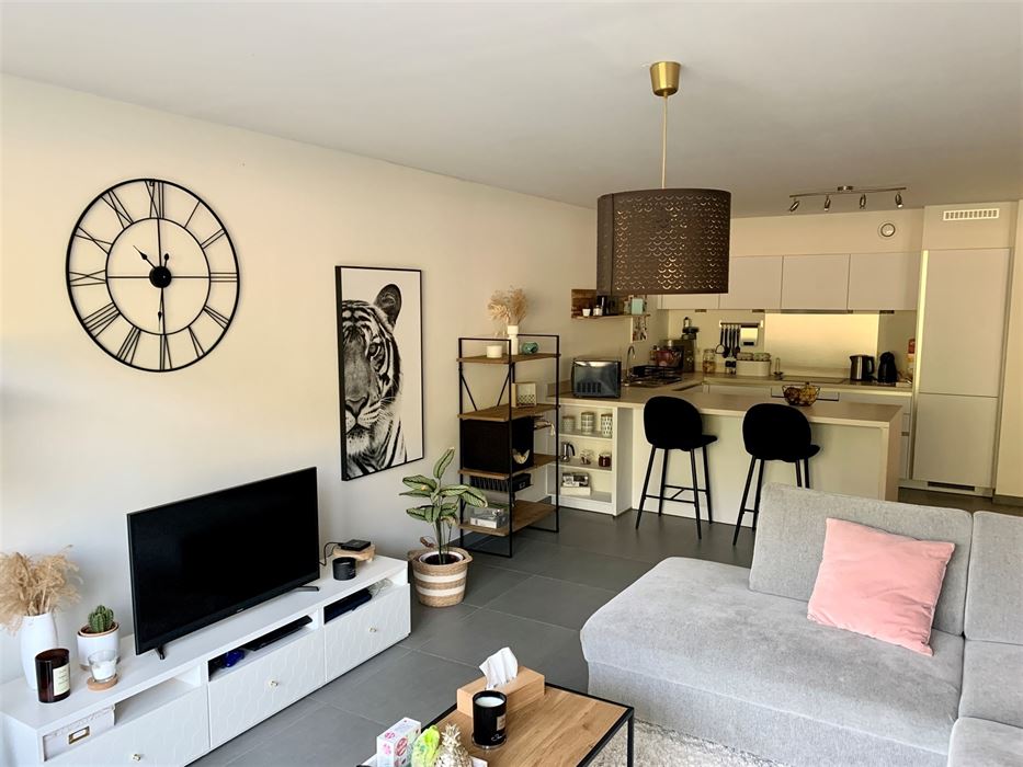 Absil Immobilière vous présente un superbe appartement avec jardin 