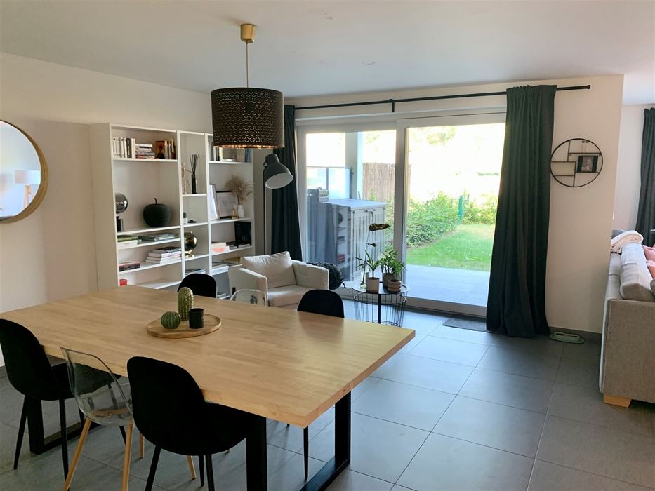 Absil Immobilière vous présente un superbe appartement avec jardin 