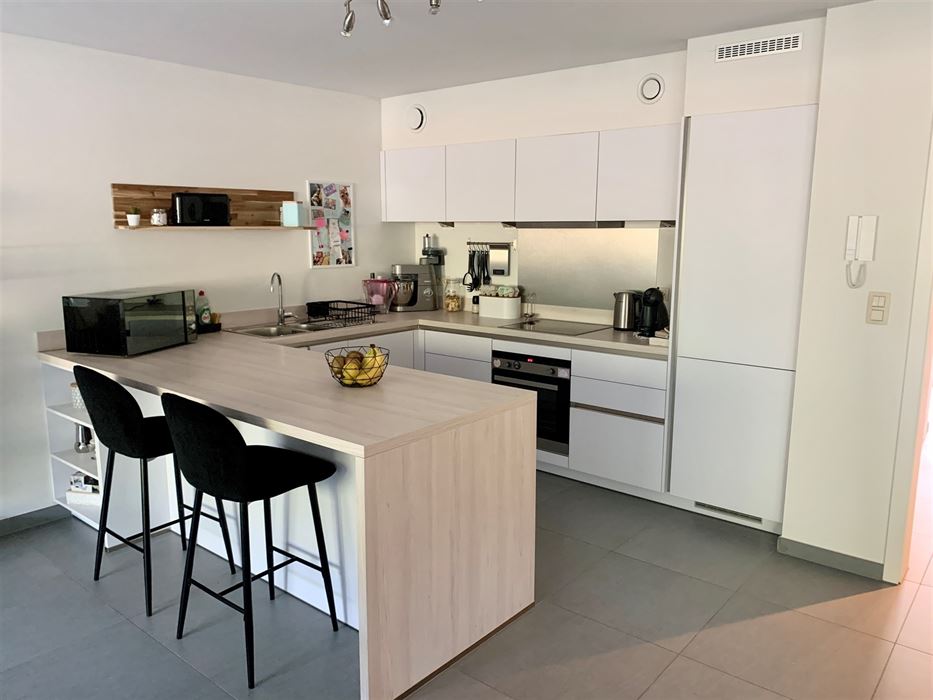 Absil Immobilière vous présente un superbe appartement avec jardin 