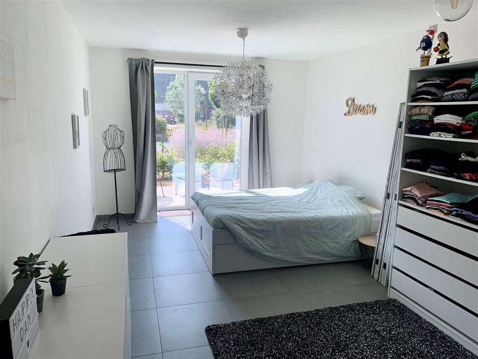 Absil Immobilière vous présente un superbe appartement avec jardin 