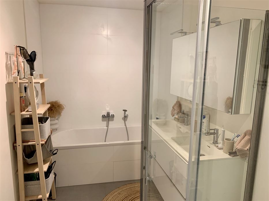 Absil Immobilière vous présente un superbe appartement avec jardin 